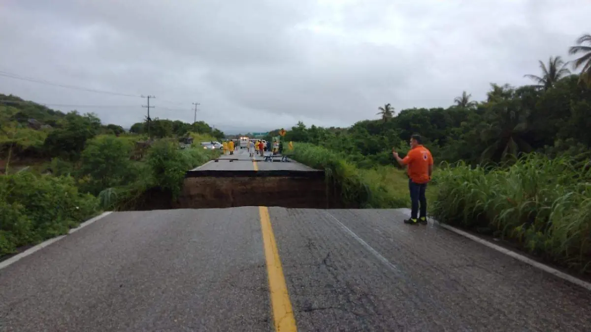 La carretera Acapulco-Zihuatanejo. CORTESÍA @PC_Guerrero (2)